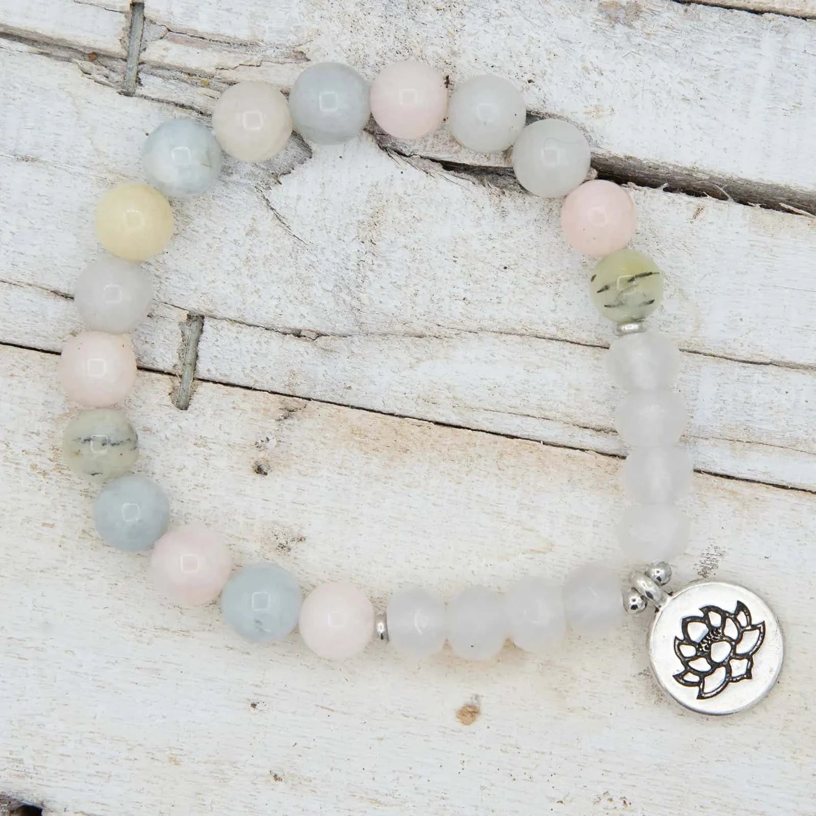 Pulsera de morganita y agata blanca con detalle de medalla de flor de loto en plata de Yogimi.