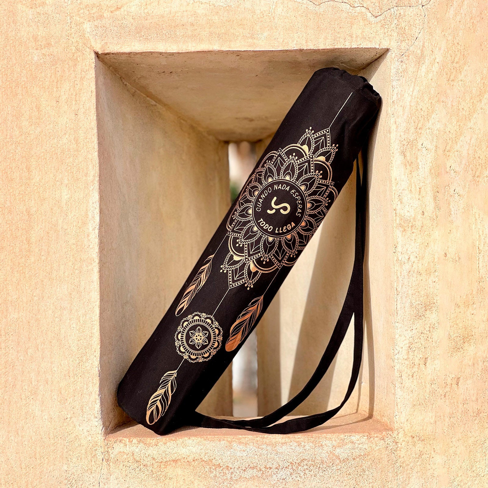 Compra Bagimi negra para llevar esterilla de yoga. Confeccionado en algodón 100% natural.