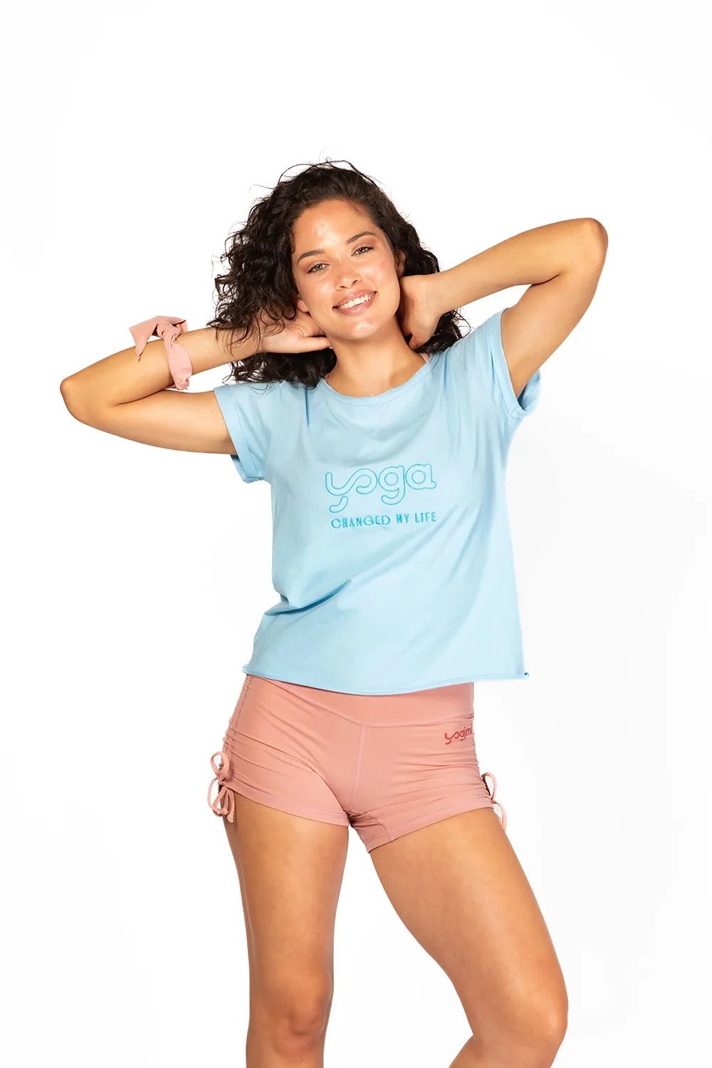 Camiseta Tshirt Yoga Changed, modelo básico en color celeste Ice Water de Yogimi. Camiseta manga corta homenaje a amantes del yoga. Bordada con la frase "Yoga Changed My Life".