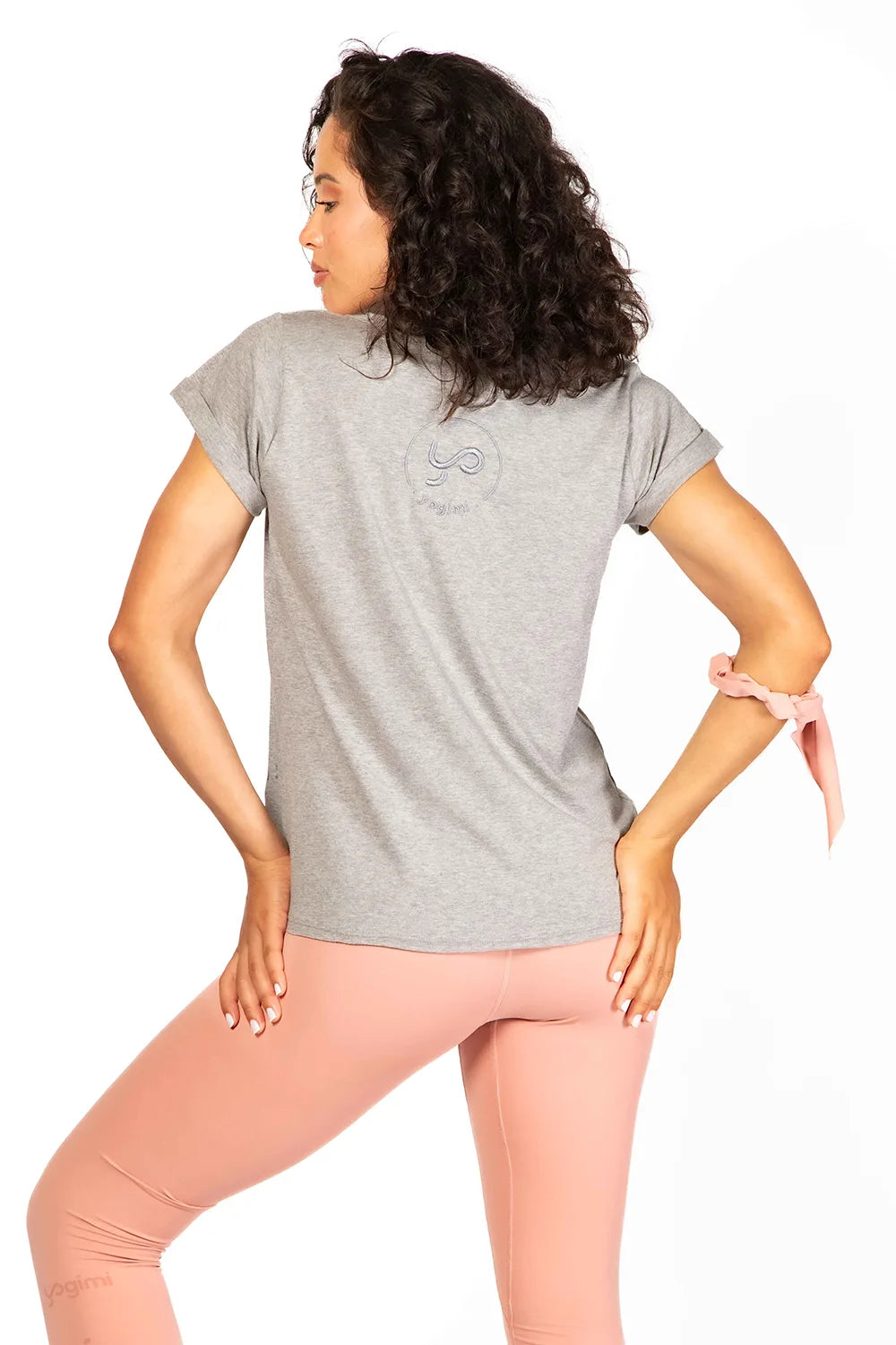 Camiseta manga corta básica con bordado delantero con frase "Yoga Changed my life". Camiseta en color gris Quiet Gray de Yogimi.