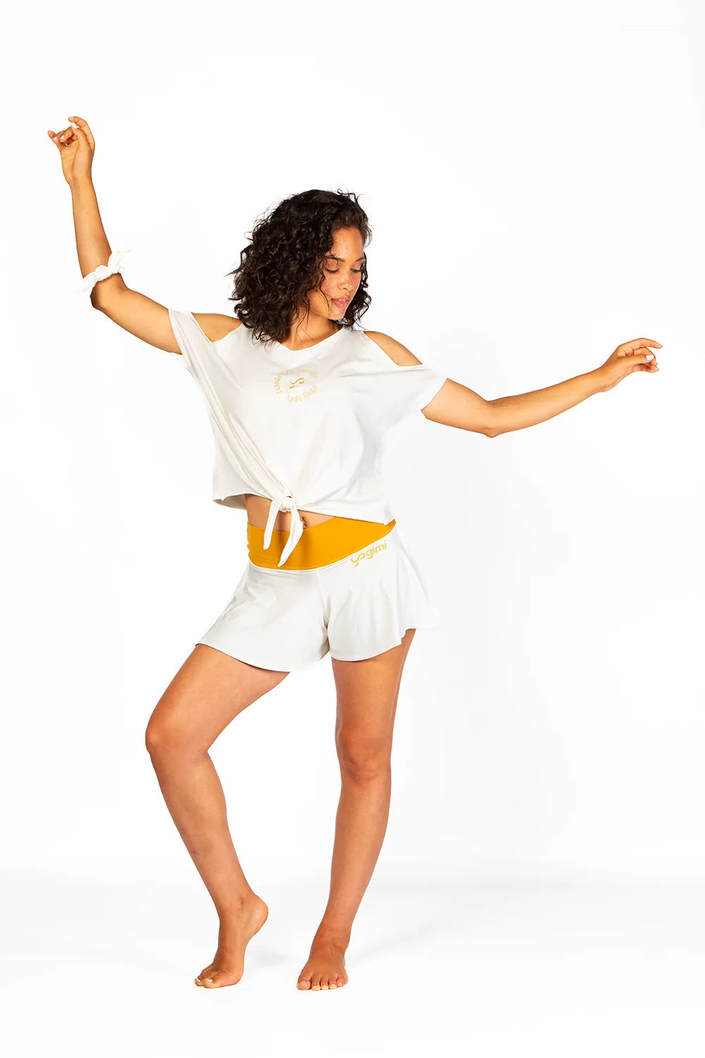 Camiseta Tshirt Comfort con nudo en color blanco Coconut Milk de Yogimi. Camiseta holgada con diseño cómodo y frase bordada "Cuando nada esperas todo llega".