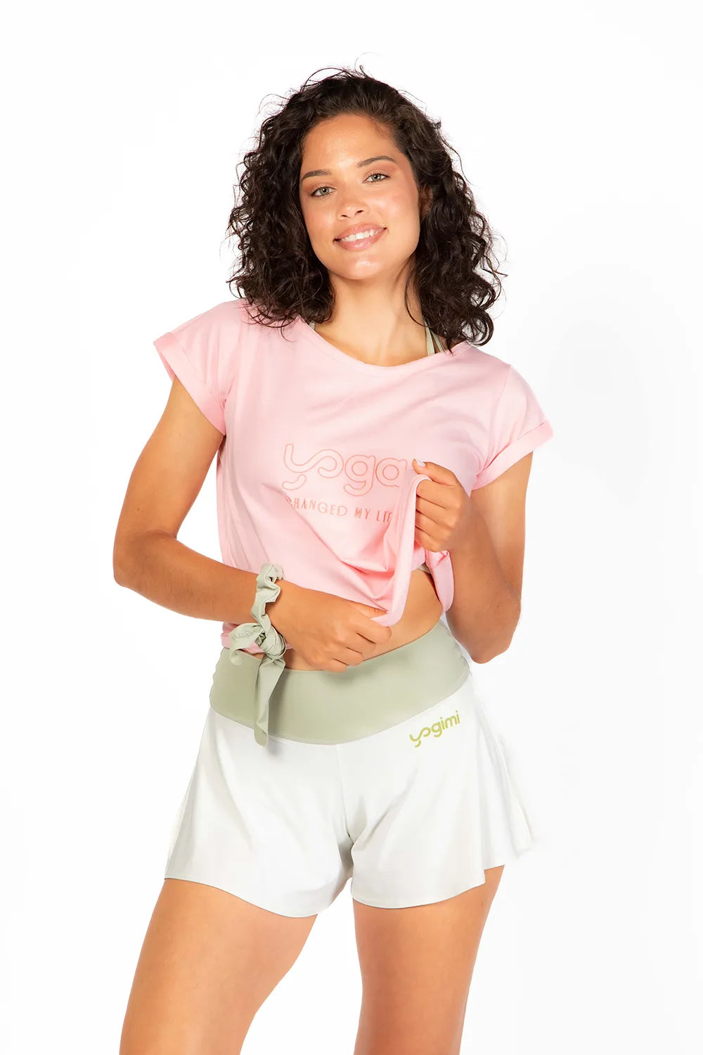 Camiseta manga corta básica con bordado delantero con frase "Yoga Changed my life". Camiseta en color rosa Rose Shadow de Yogimi.