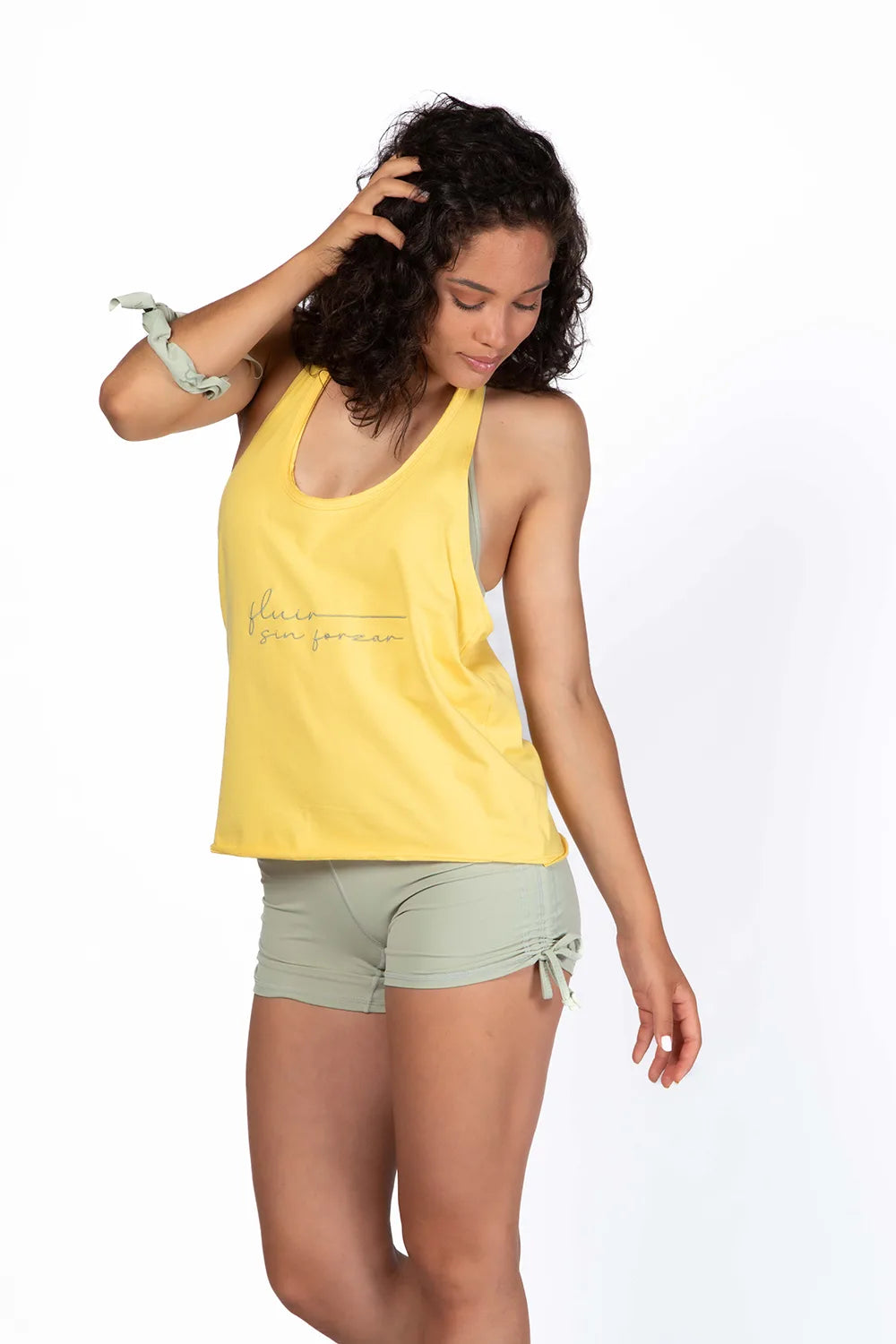 Top Tank Fluir con bordado delantero con frase "Fluir sin forzar". Color amarilla Lemon Zest de Yogimi.