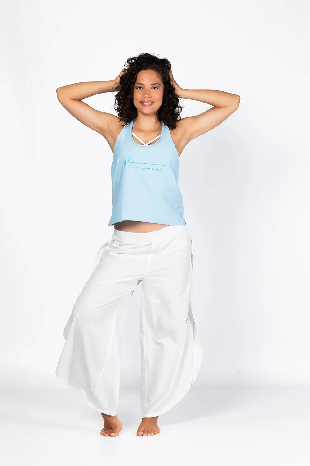 Top Tank Fluir con bordado delantero con frase "Fluir sin forzar" . Color celeste Ice Water de Yogimi.