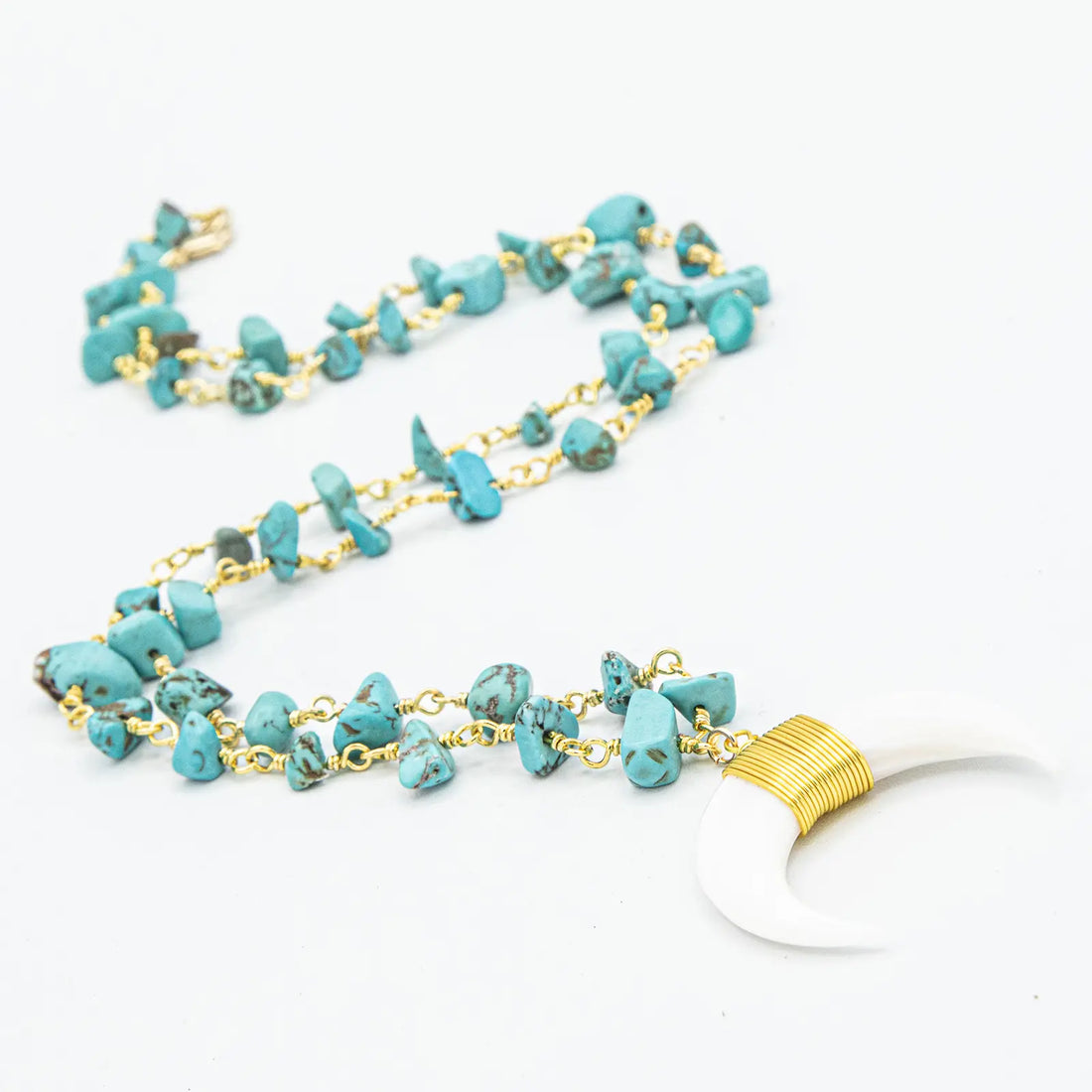 Collar de turquesa con colgante de concha de luna creciente y detalles de oro de 18k