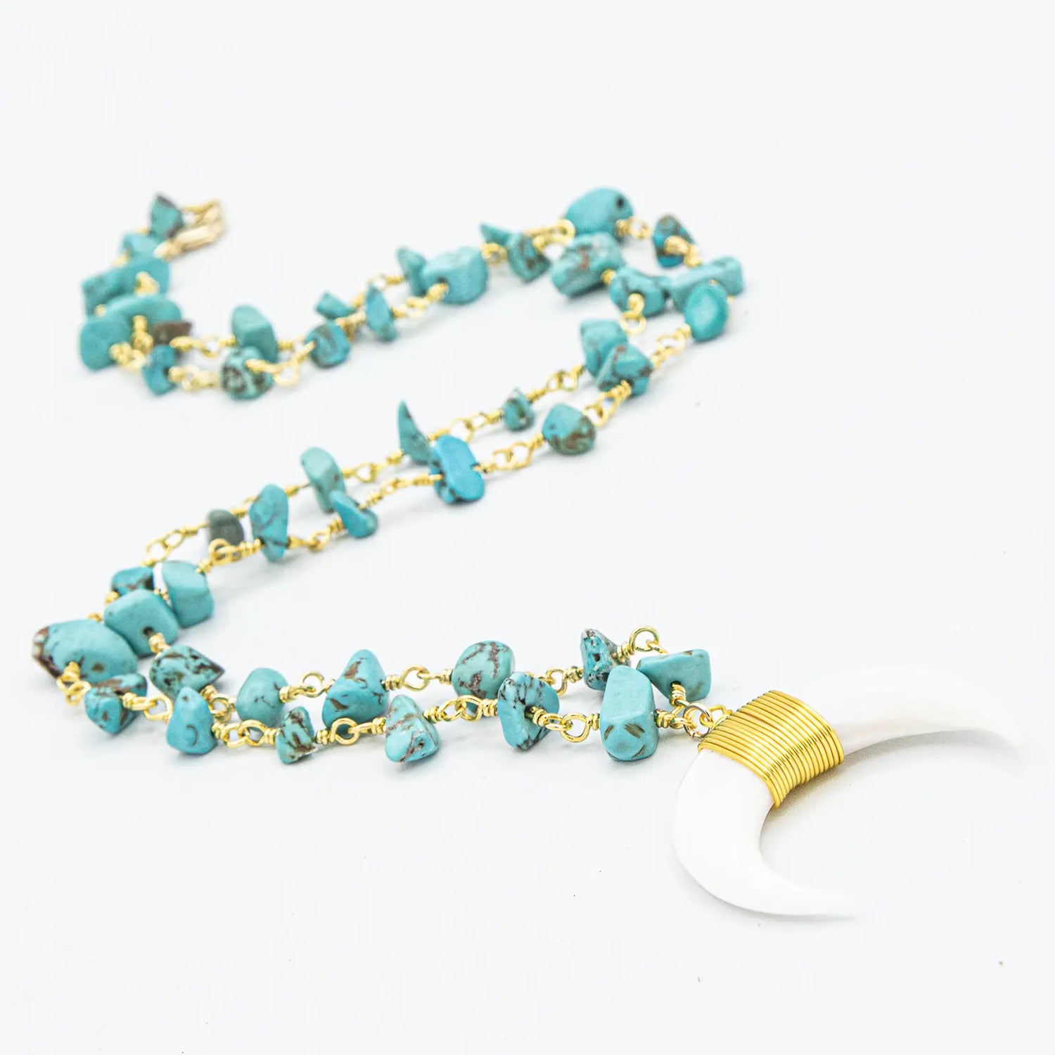 Collar de turquesa con colgante de concha de luna creciente y detalles de oro de 18k