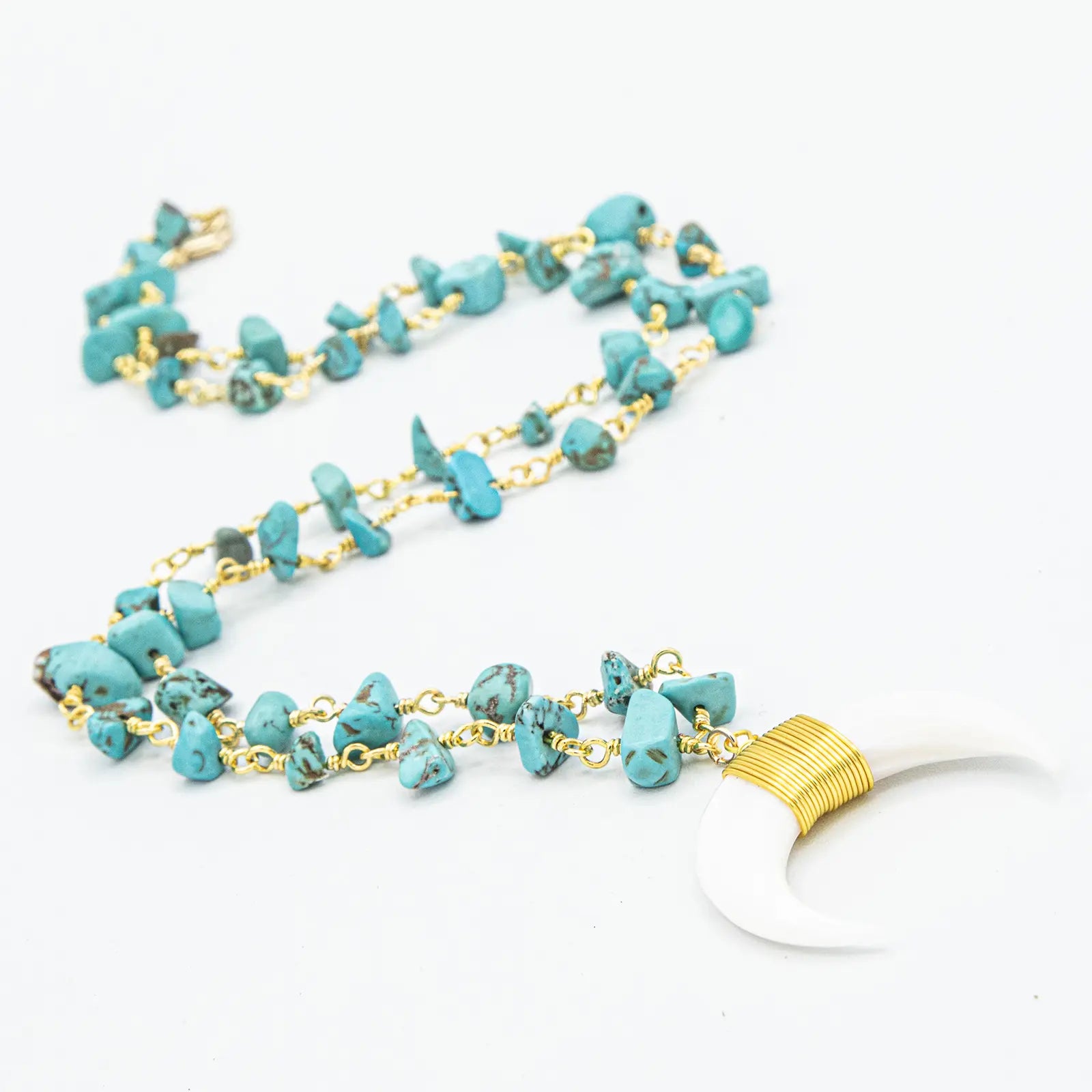 Collar de turquesa con colgante de concha de luna creciente y detalles de oro de 18k