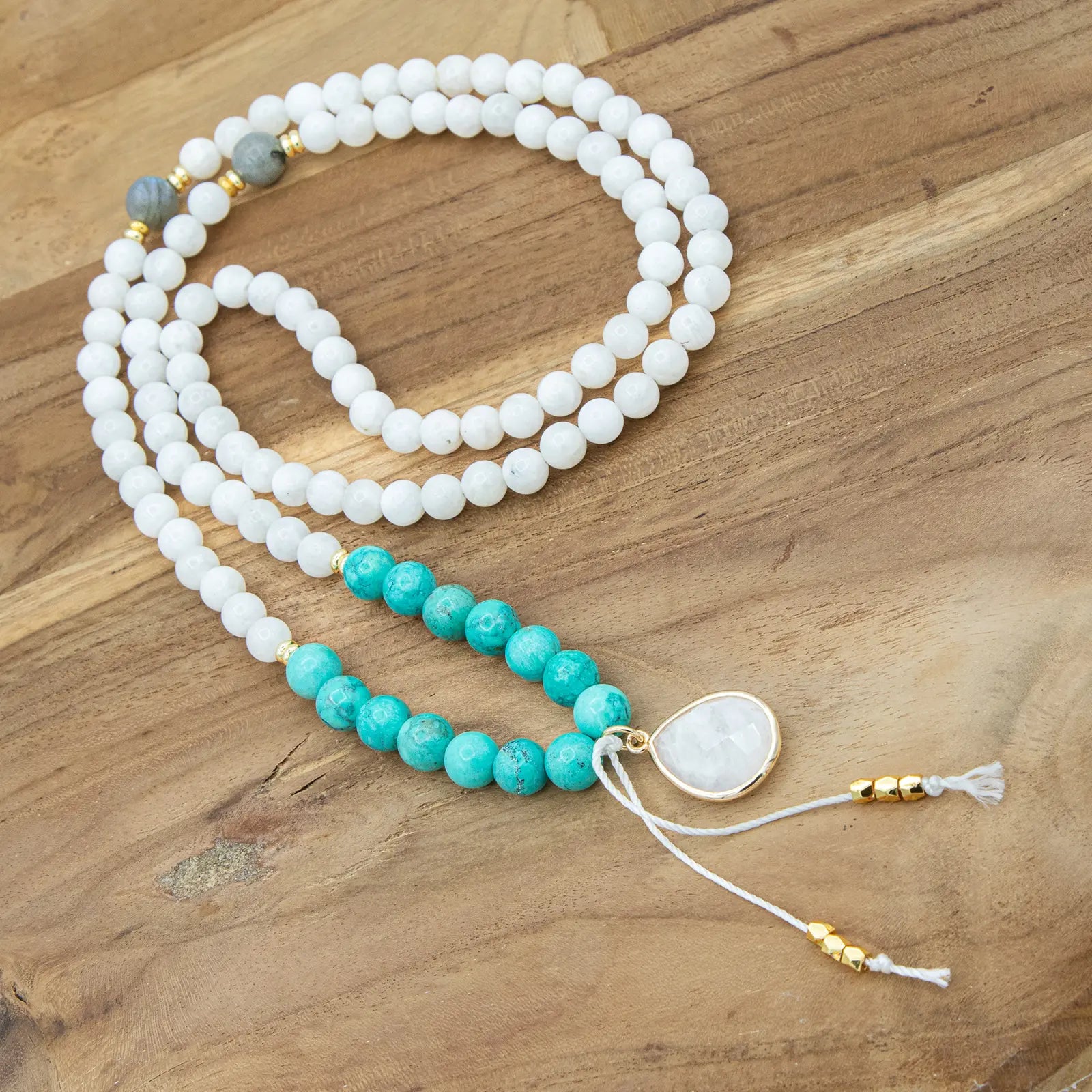 Japa Mala de labradorita, piedra lunar y turquesa con detalles de oro de 18k