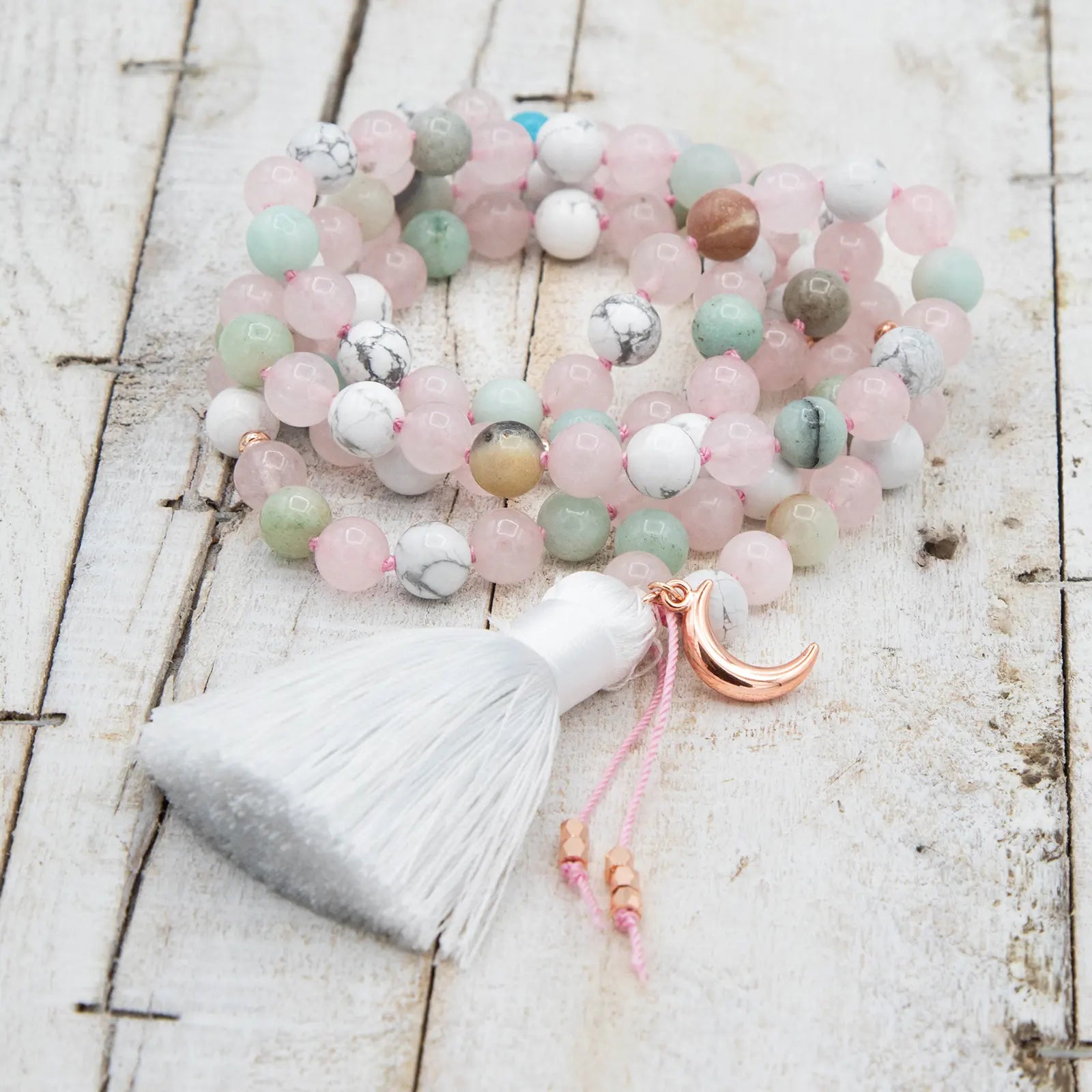 "Collar de meditación de Amazonita, Howlita y Cuarzo Rosa con borla de seda blanca y detalle de Luna de Yogimi."