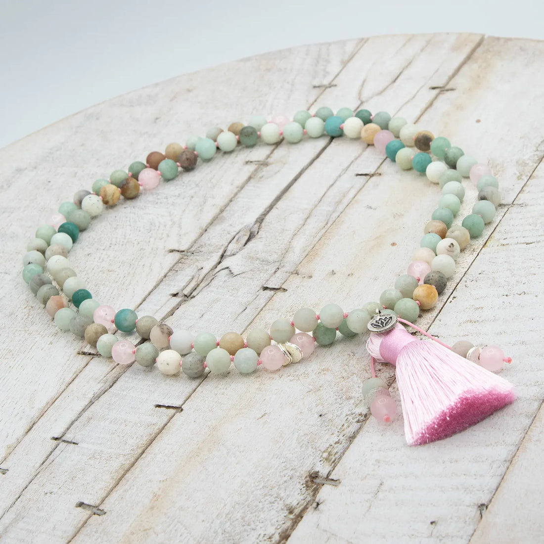 Collar de meditación de Amazonita y Cuarzo Rosa con borla de seda rosa y detalle de medalla flor de loto en plata de ley de Yogimi.