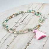 Collar de meditación de Amazonita y Cuarzo Rosa con borla de seda rosa y detalle de medalla flor de loto en plata de ley de Yogimi.