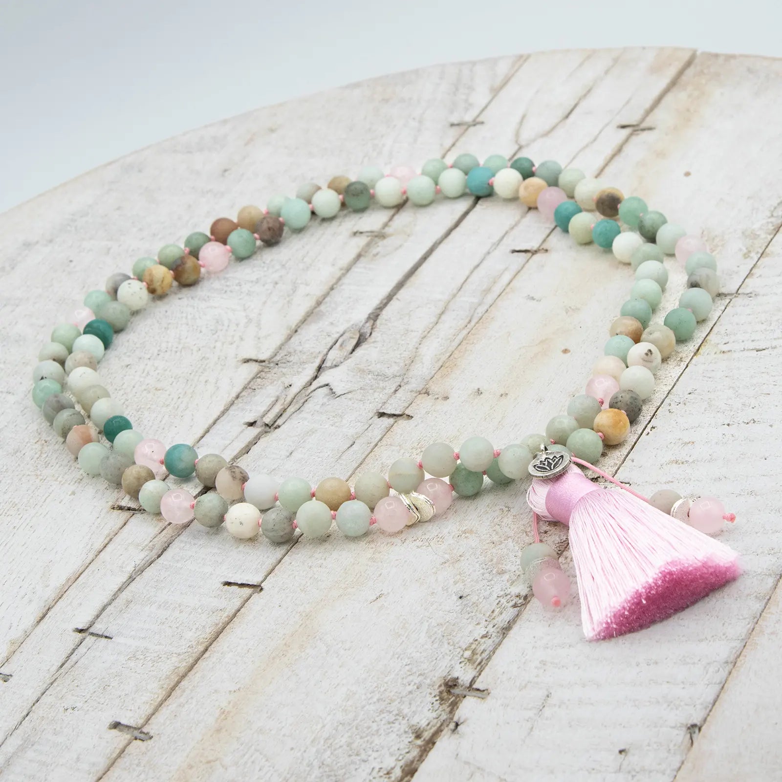 Collar de meditación de Amazonita y Cuarzo Rosa con borla de seda rosa y detalle de medalla flor de loto en plata de ley de Yogimi.