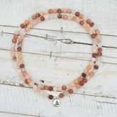 Collar o pulsera elástico de meditación de Aventurina Rosa con detalle de medalla de yoga en plata de ley de Yogimi.
