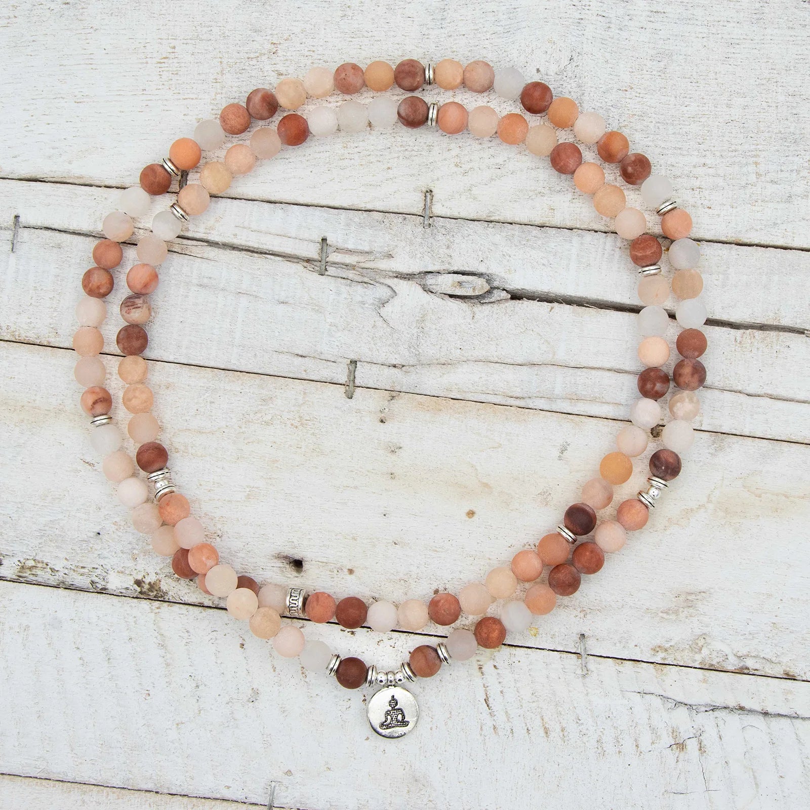 Collar o pulsera elástico de meditación de Aventurina Rosa con detalle de medalla de yoga en plata de ley de Yogimi.