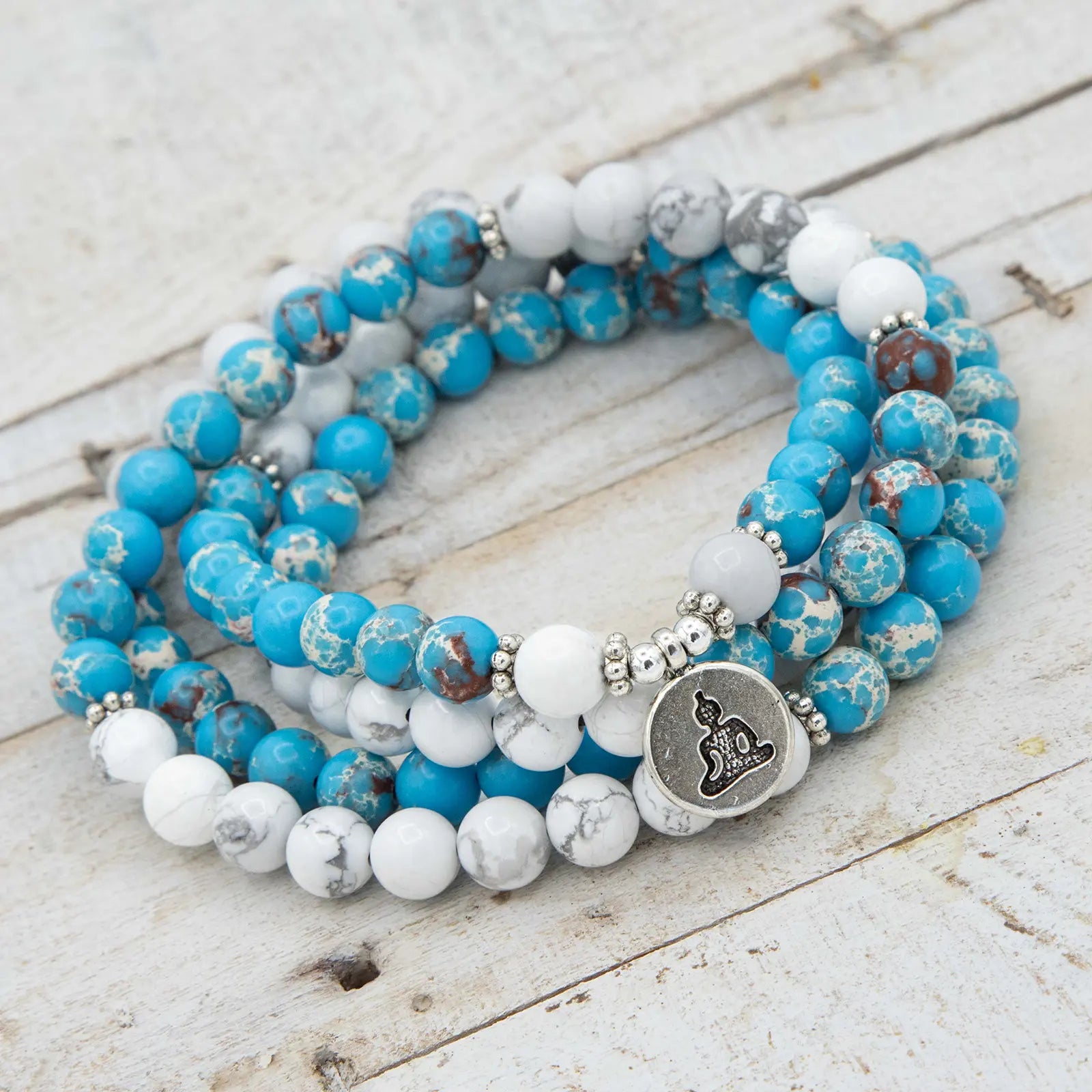 Japa mala elástico de meditación de Jaspe Azul y Turquesa Blanca con detalle de medalla de yoga en plata de ley de Yogimi.