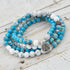 Japa mala elástico de meditación de Jaspe Azul y Turquesa Blanca con detalle de medalla de yoga en plata de ley de Yogimi.