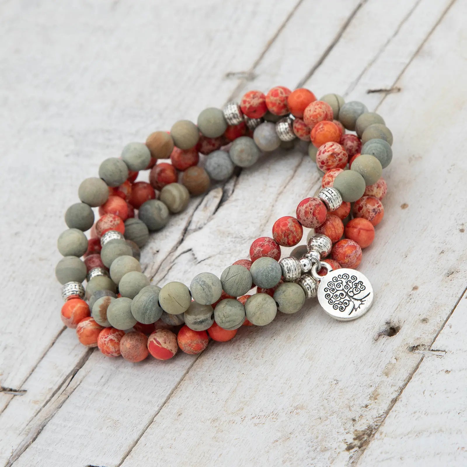 Japa mala elástico de meditación de Jaspe Verde y Jaspe Naranja con detalle de medalla de árbol de la vida en plata de ley de Yogimi.