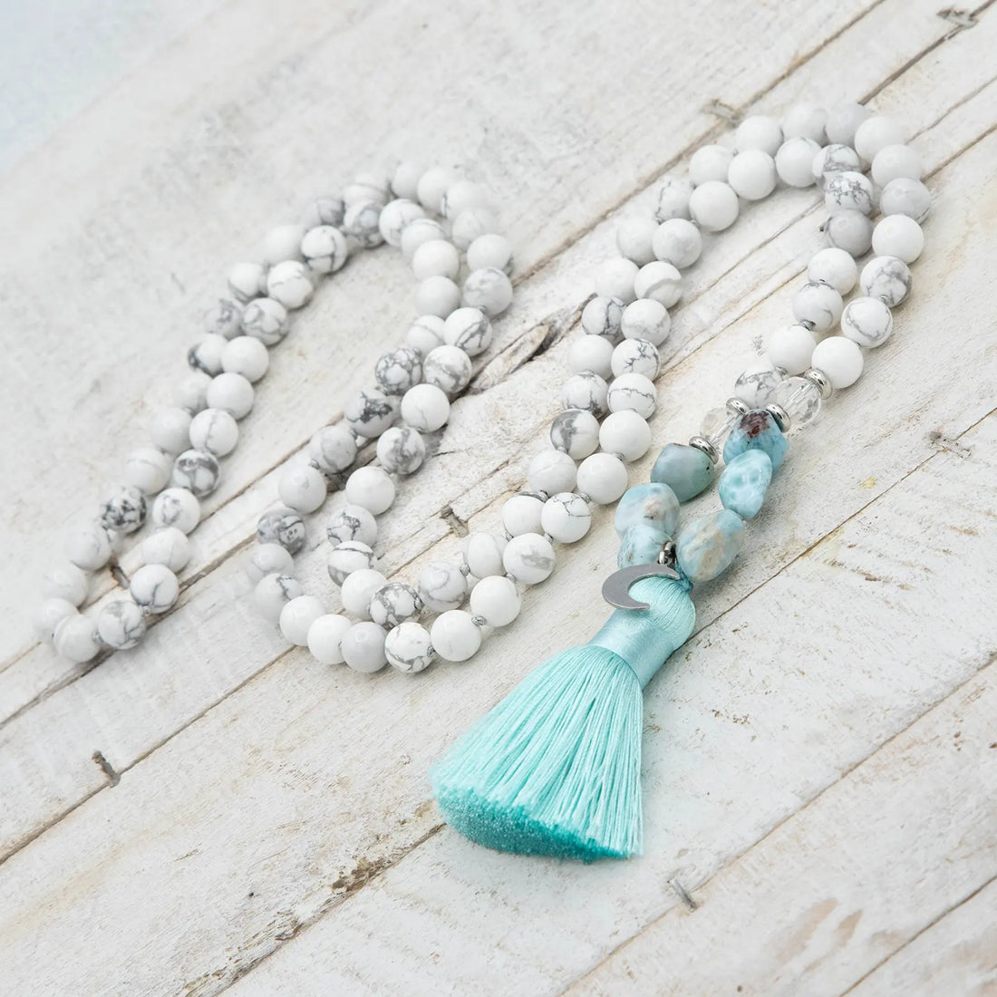 Japa mala de meditación de larimar y turquesa blanca con borla de seda turquesa y detalle de luna en plata de ley de Yogimi.