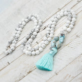 Japa mala de meditación de larimar y turquesa blanca con borla de seda turquesa y detalle de luna en plata de ley de Yogimi.