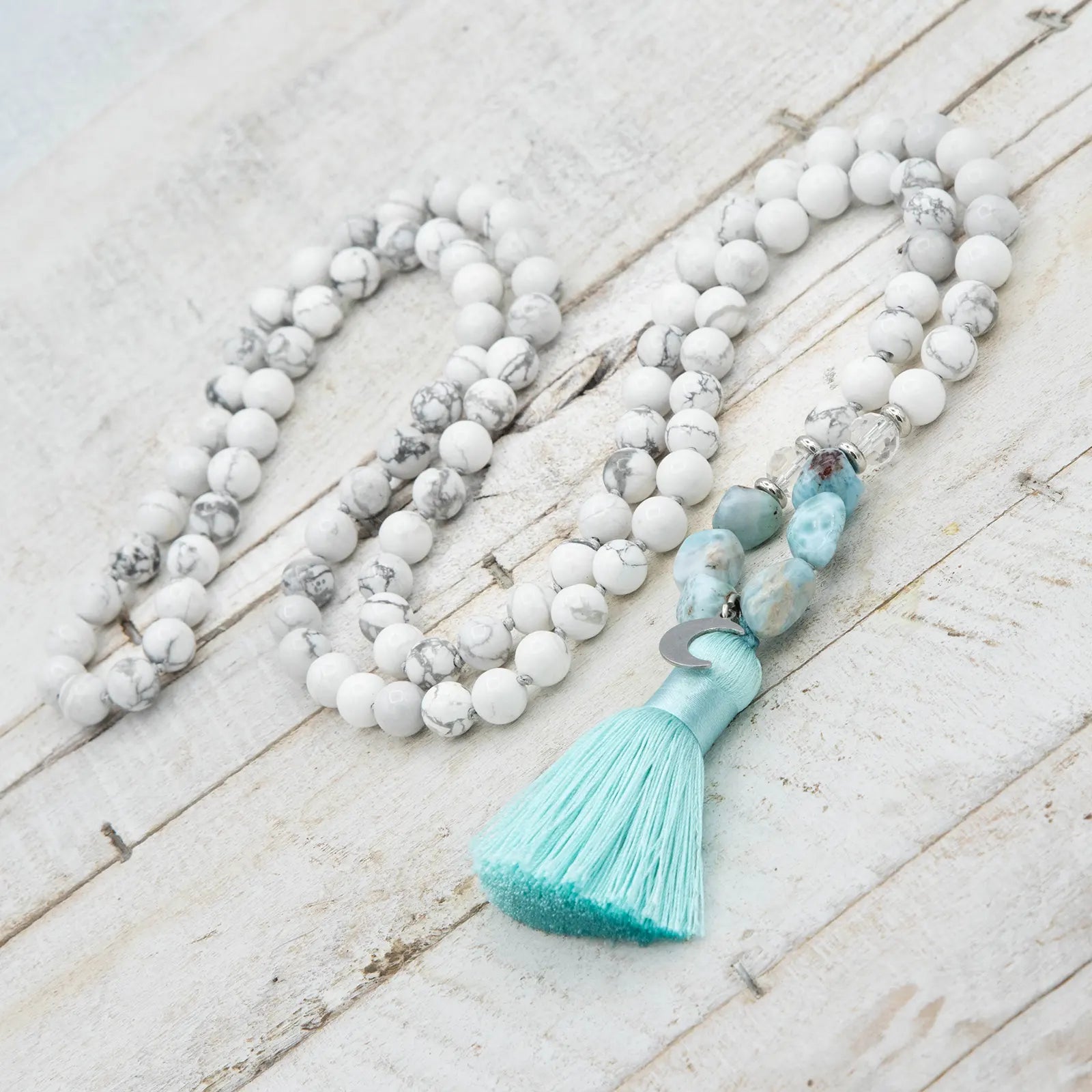 Japa mala de meditación de larimar y turquesa blanca con borla de seda turquesa y detalle de luna en plata de ley de Yogimi.