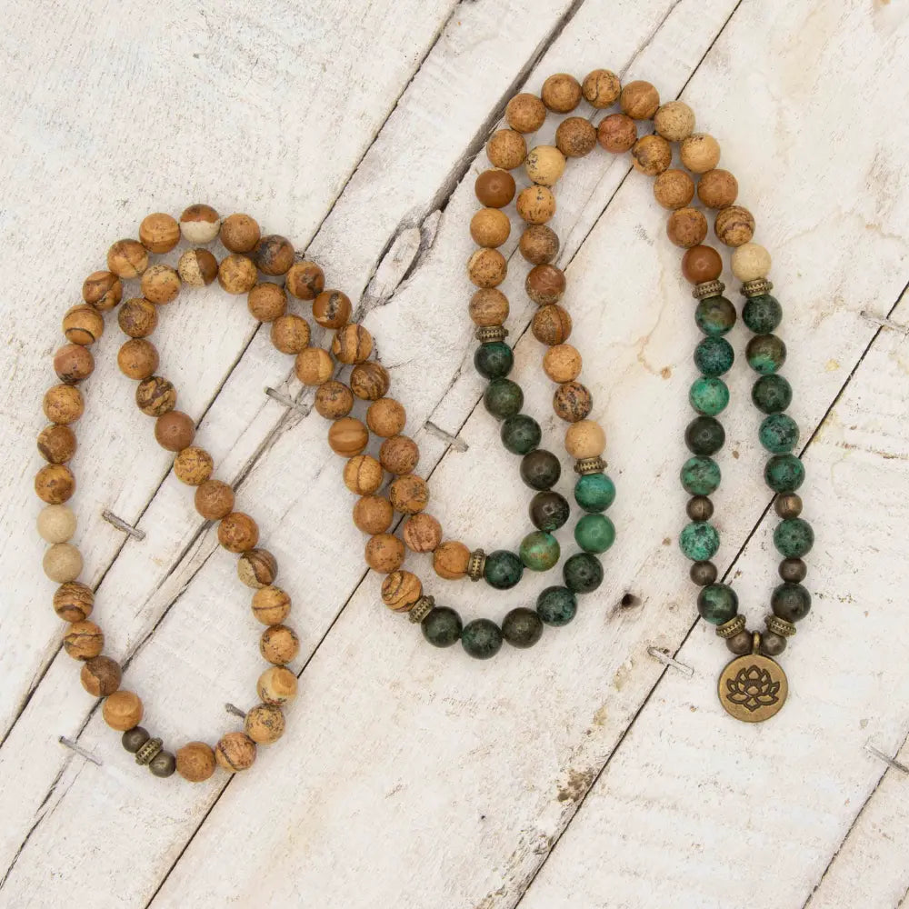 Collar elástico de meditación de Yogimi. Jaspe y Turquesa Africana con detalle de medalla flor de loto en chapada en broce de Yogimi.