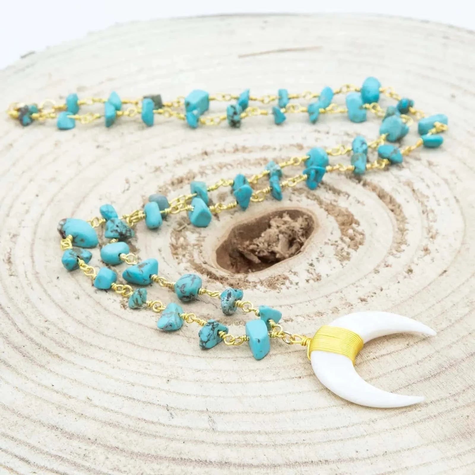 Ver Collar de turquesa con colgante de concha de luna creciente y detalles de oro de 18k
