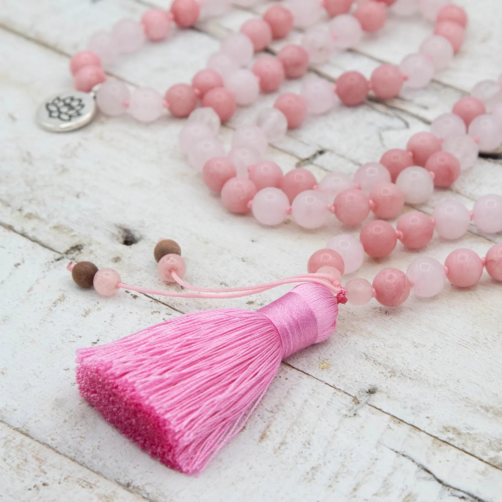 Japa Mala para meditar, alcanza para la autoaceptación y la mentalidad positiva con Japa Mala Amor Sano de Yogimi.