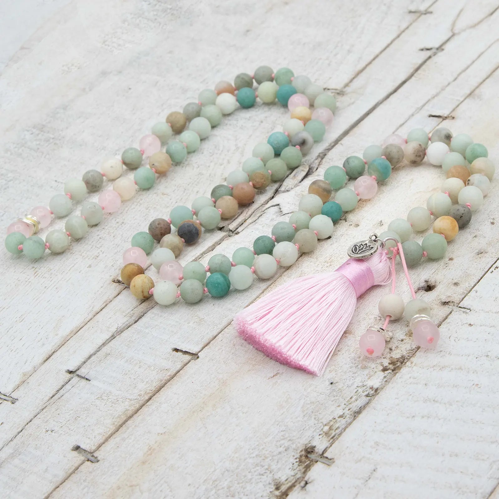 Japa mala de meditación de Amazonita y Cuarzo Rosa con borla de seda rosa y detalle de medalla flor de loto en plata de ley de Yogimi.
