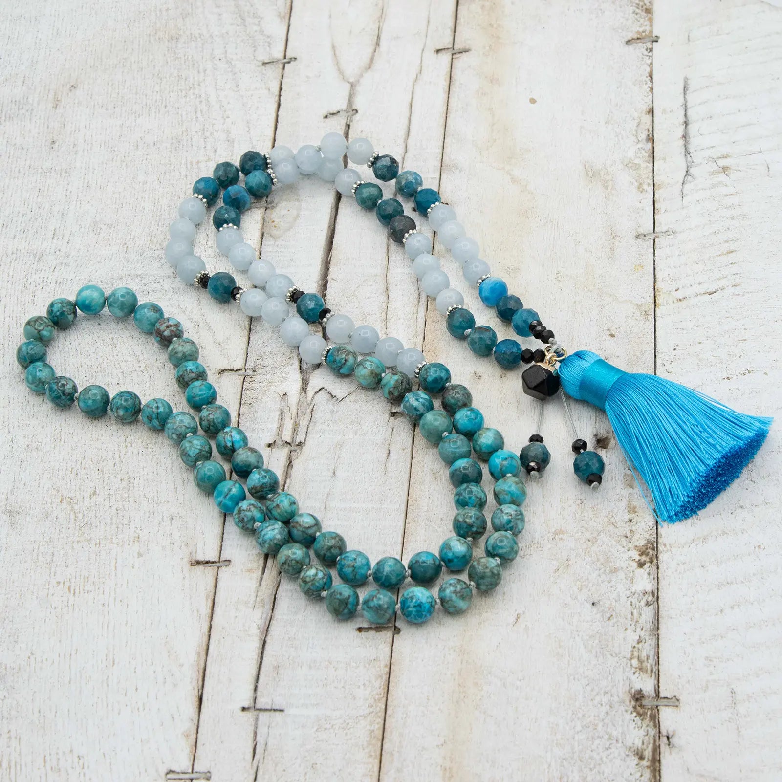 Japa mala de meditación de Ónyx y Apatita con borla de seda azul de Yogimi.