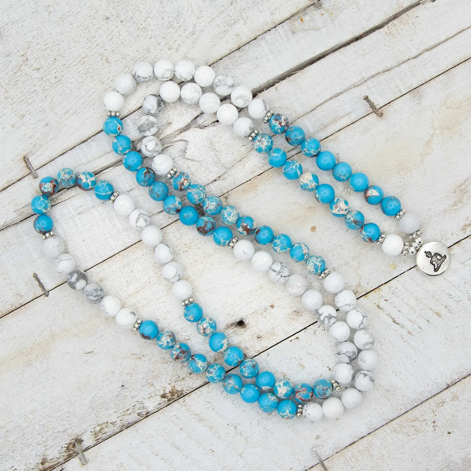 Collar o pulsera elástico de meditación de Jaspe Azul y Turquesa Blanca con detalle de medalla de yoga en plata de ley de Yogimi.