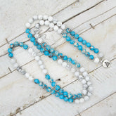 Collar o pulsera elástico de meditación de Jaspe Azul y Turquesa Blanca con detalle de medalla de yoga en plata de ley de Yogimi.
