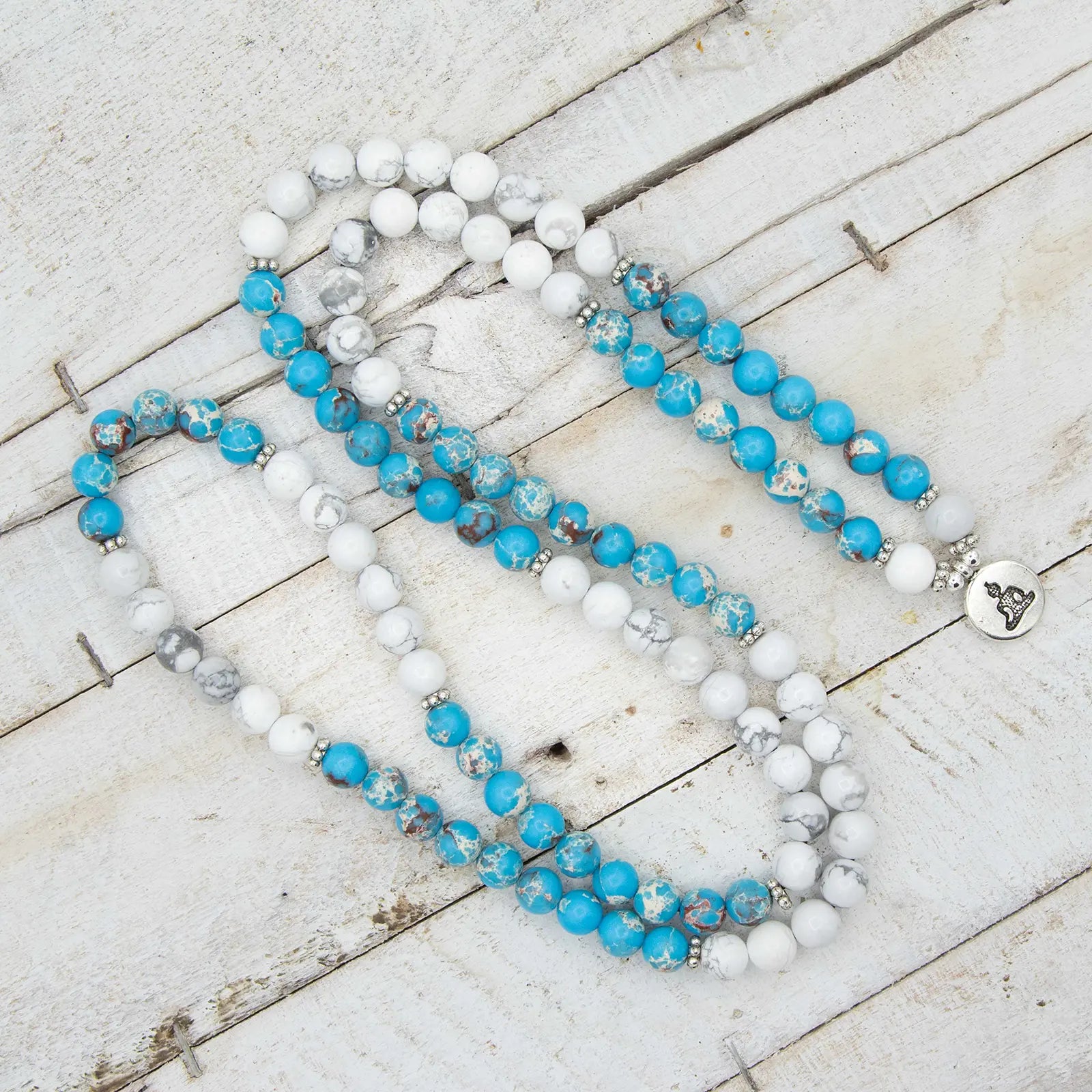 Collar o pulsera elástico de meditación de Jaspe Azul y Turquesa Blanca con detalle de medalla de yoga en plata de ley de Yogimi.