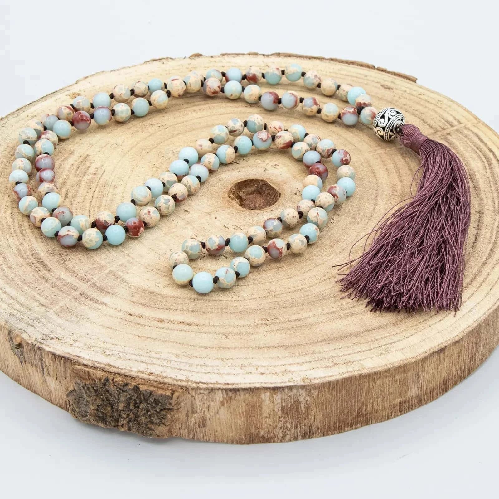 Collar Japa Mala de Ópalo Africano con borla de seda en granate y detalles en plata de ley