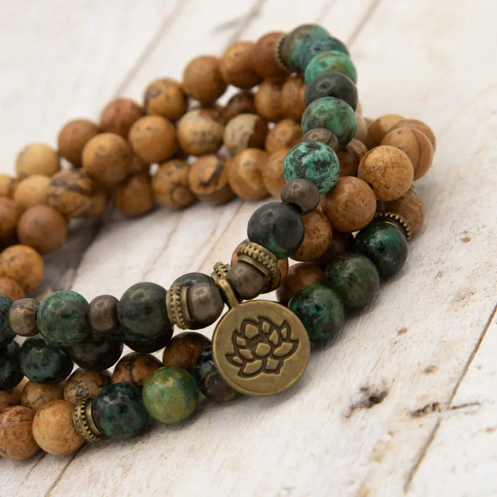 Japa Mala de meditación de Yogimi. Jaspe y Turquesa Africana con detalle de medalla flor de loto en chapada en broce de Yogimi.