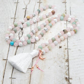 "Japa mala de meditación de Amazonita, Howlita y Cuarzo Rosa   con borla de seda blanca y detalle de Luna de Yogimi."