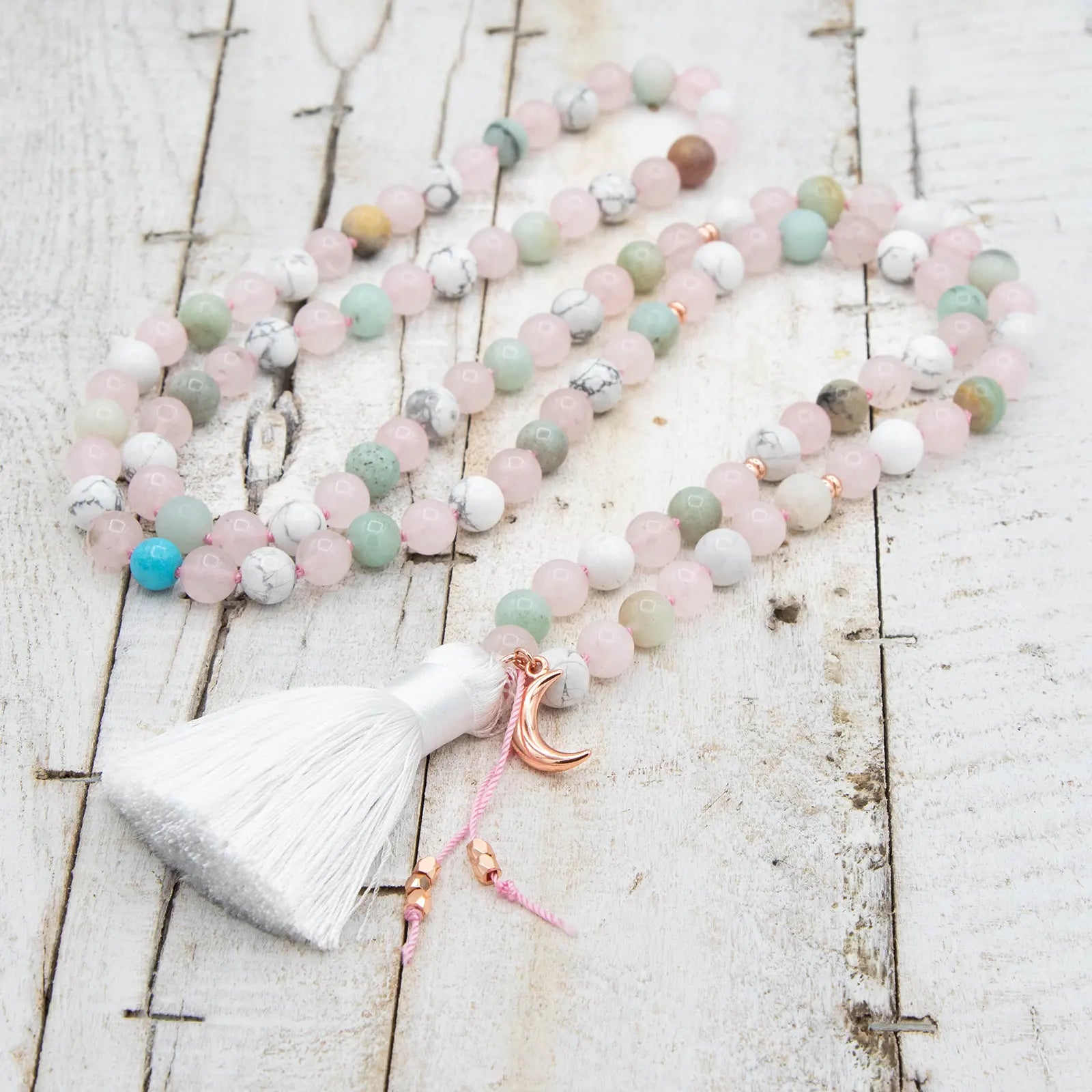 "Japa mala de meditación de Amazonita, Howlita y Cuarzo Rosa con borla de seda blanca y detalle de Luna de Yogimi."