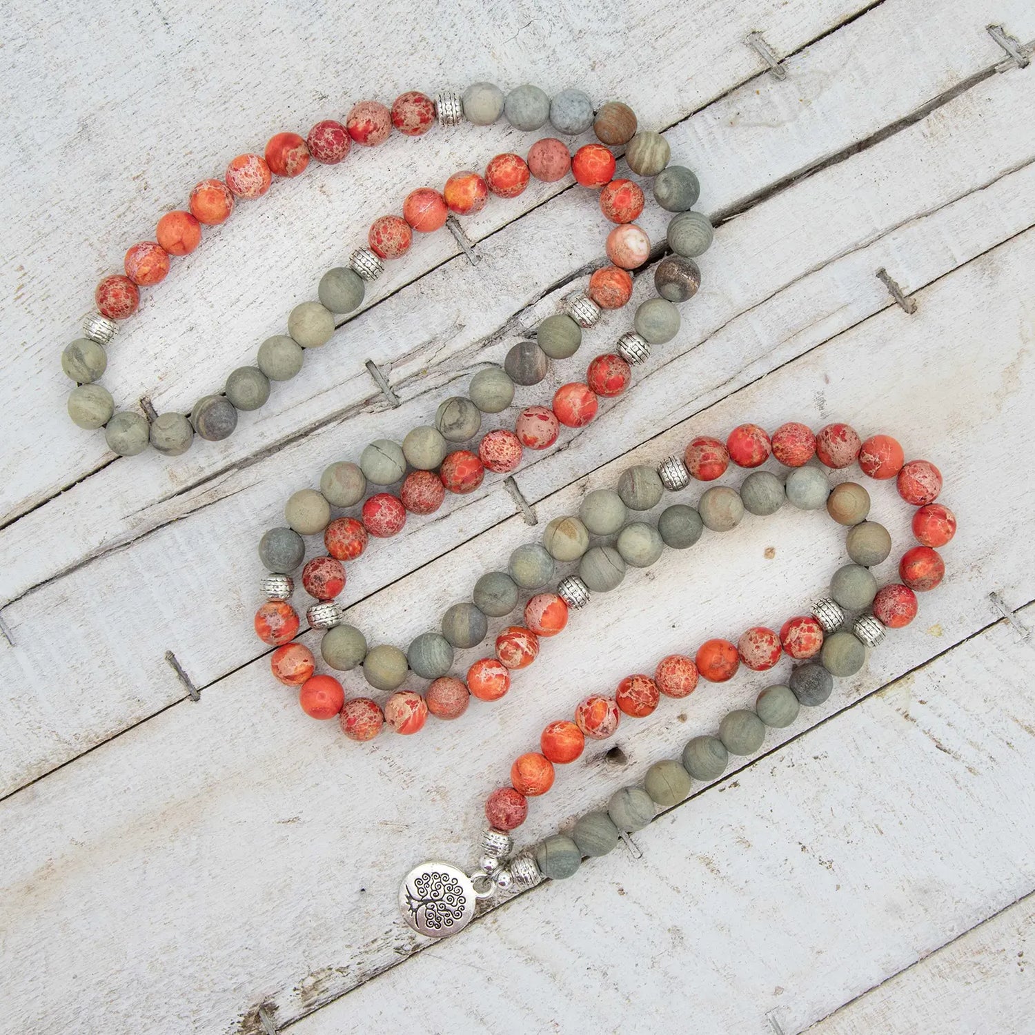 Collar o pulsera elástico de meditación de Jaspe Verde y Jaspe Naranja con detalle de medalla de árbol de la vida en plata de ley de Yogimi.
