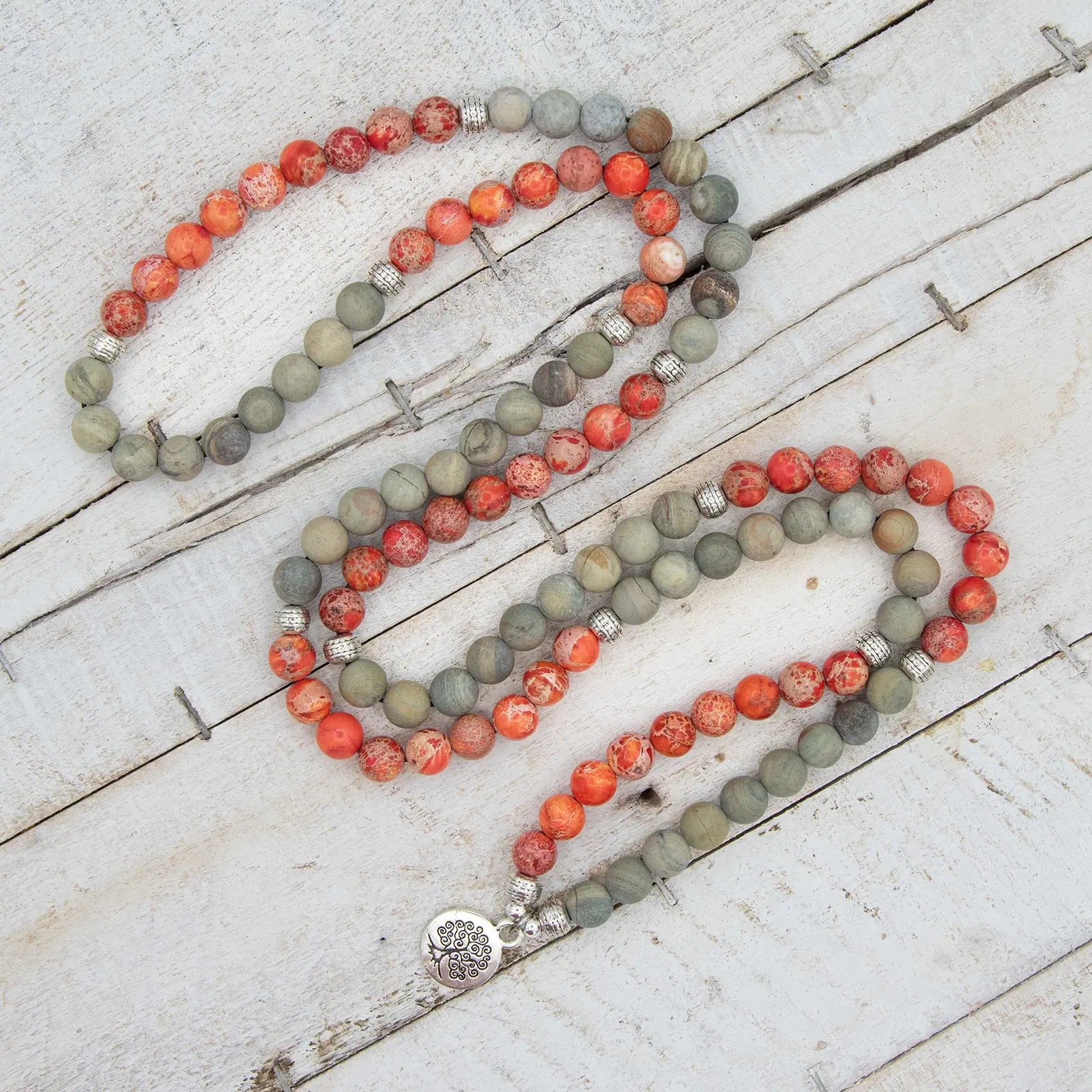 Collar o pulsera elástico de meditación de Jaspe Verde y Jaspe Naranja con detalle de medalla de árbol de la vida en plata de ley de Yogimi.