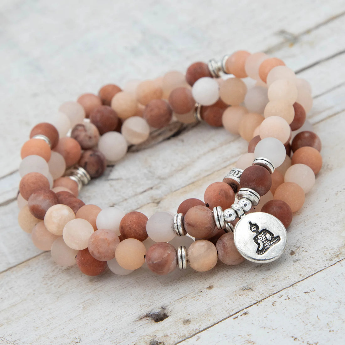 Japa mala elástico de meditación de Aventurina Rosa con detalle de medalla de yoga en plata de ley de Yogimi.