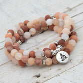 Japa mala elástico de meditación de Aventurina Rosa con detalle de medalla de yoga en plata de ley de Yogimi.
