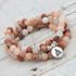 Japa mala elástico de meditación de Aventurina Rosa con detalle de medalla de yoga en plata de ley de Yogimi.