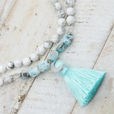 Collar de meditación de larimar y turquesa blanca con borla turquesa y detalle de plata de ley de Yogimi.