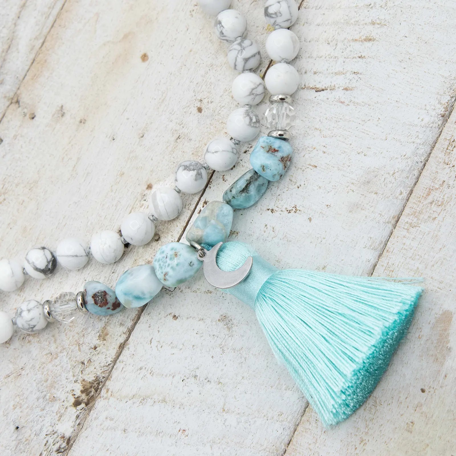 Collar de meditación de larimar y turquesa blanca con borla turquesa y detalle de plata de ley de Yogimi.
