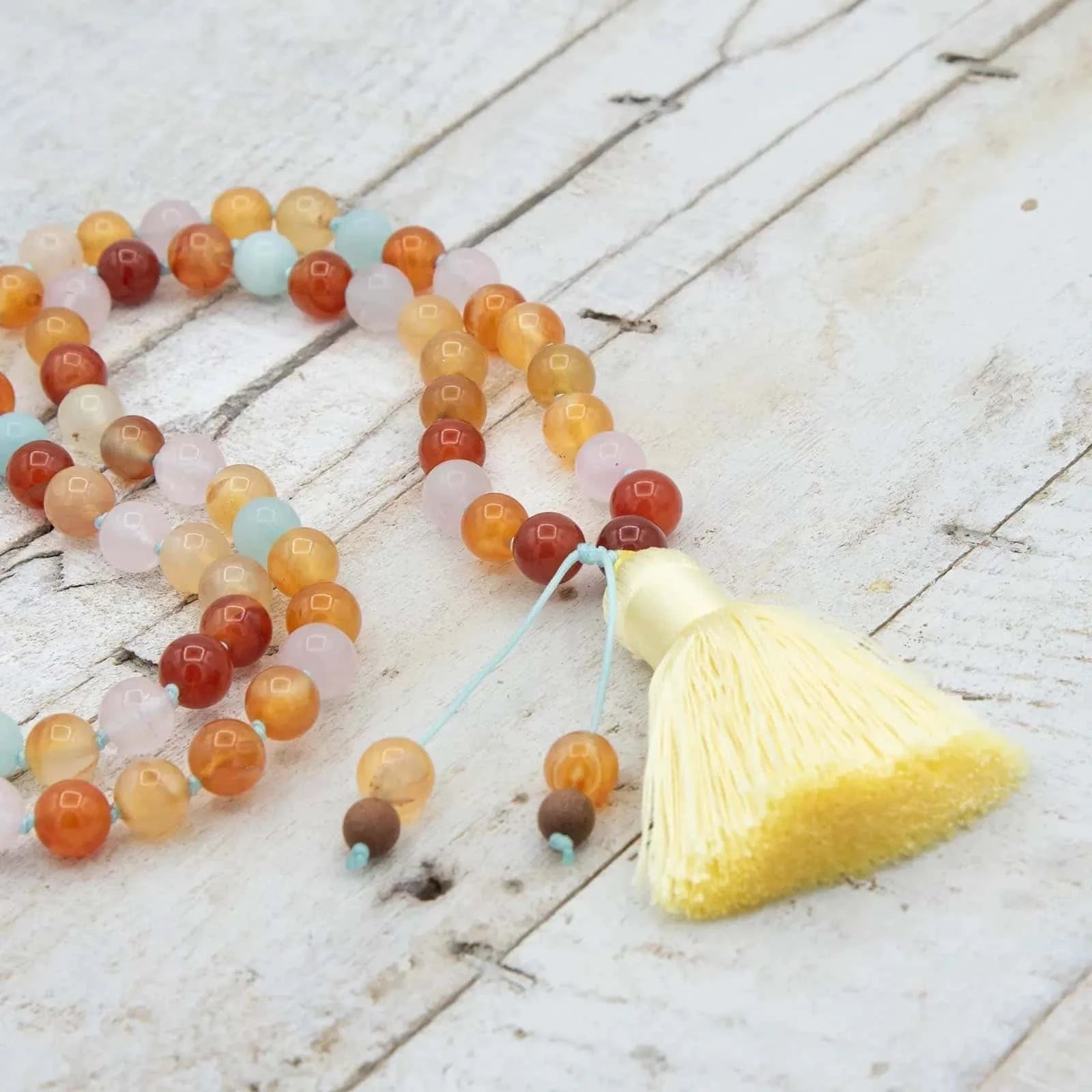 Japa Mala para meditar restaura la vitalidad y alivia el dolor con Japa Mala Postividad de Yogimi.