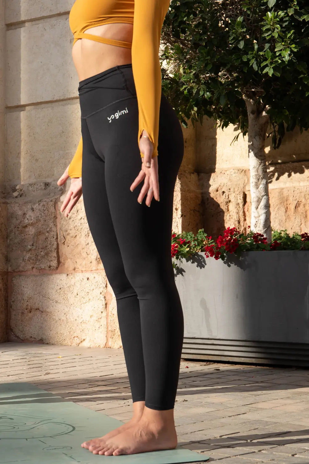 Mayas de yoga de color negro con marca yogimi en lado izquierdo en plata.