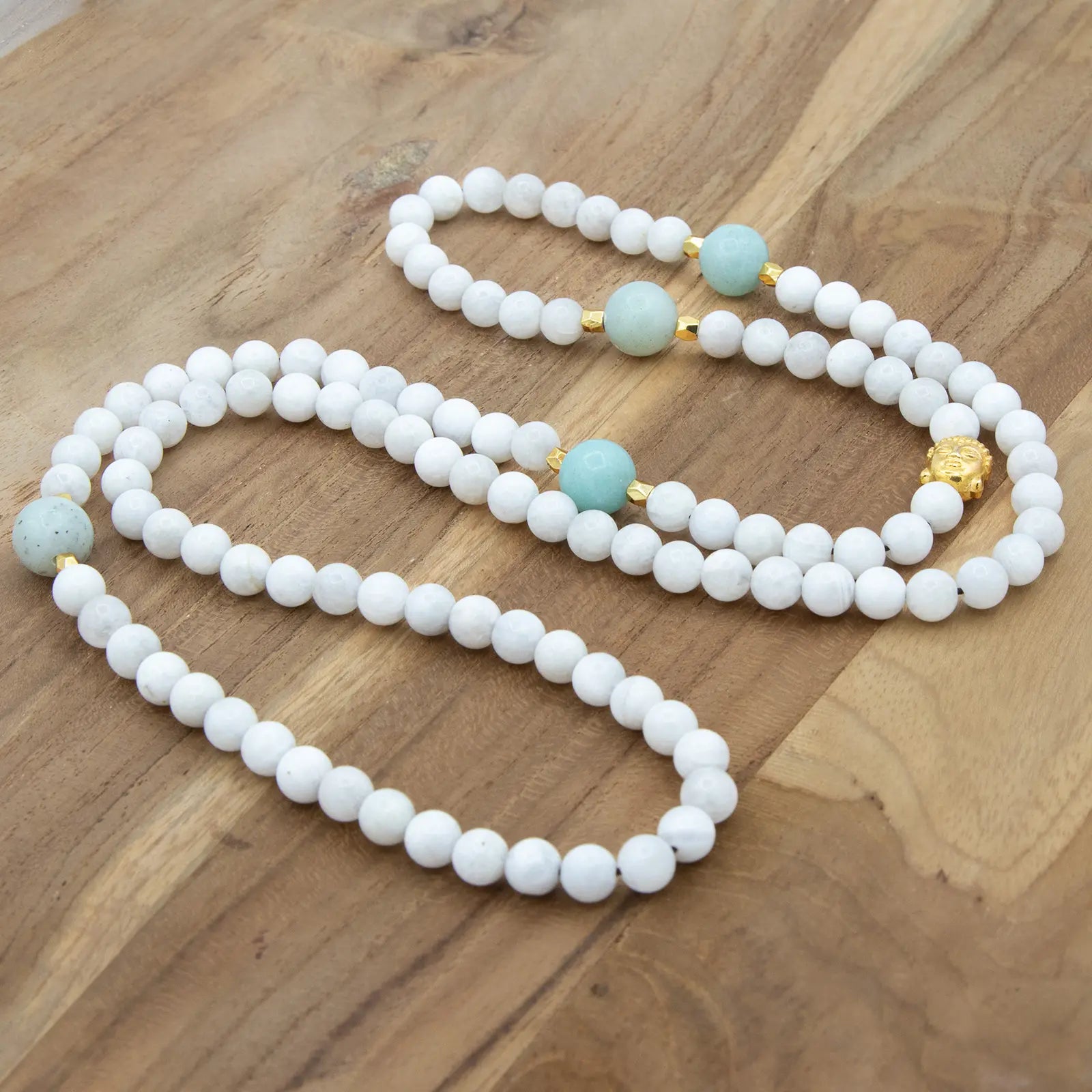 Japa Mala elástico blanco de Piedra Lunar y Amazonita con detalle de oro 18k