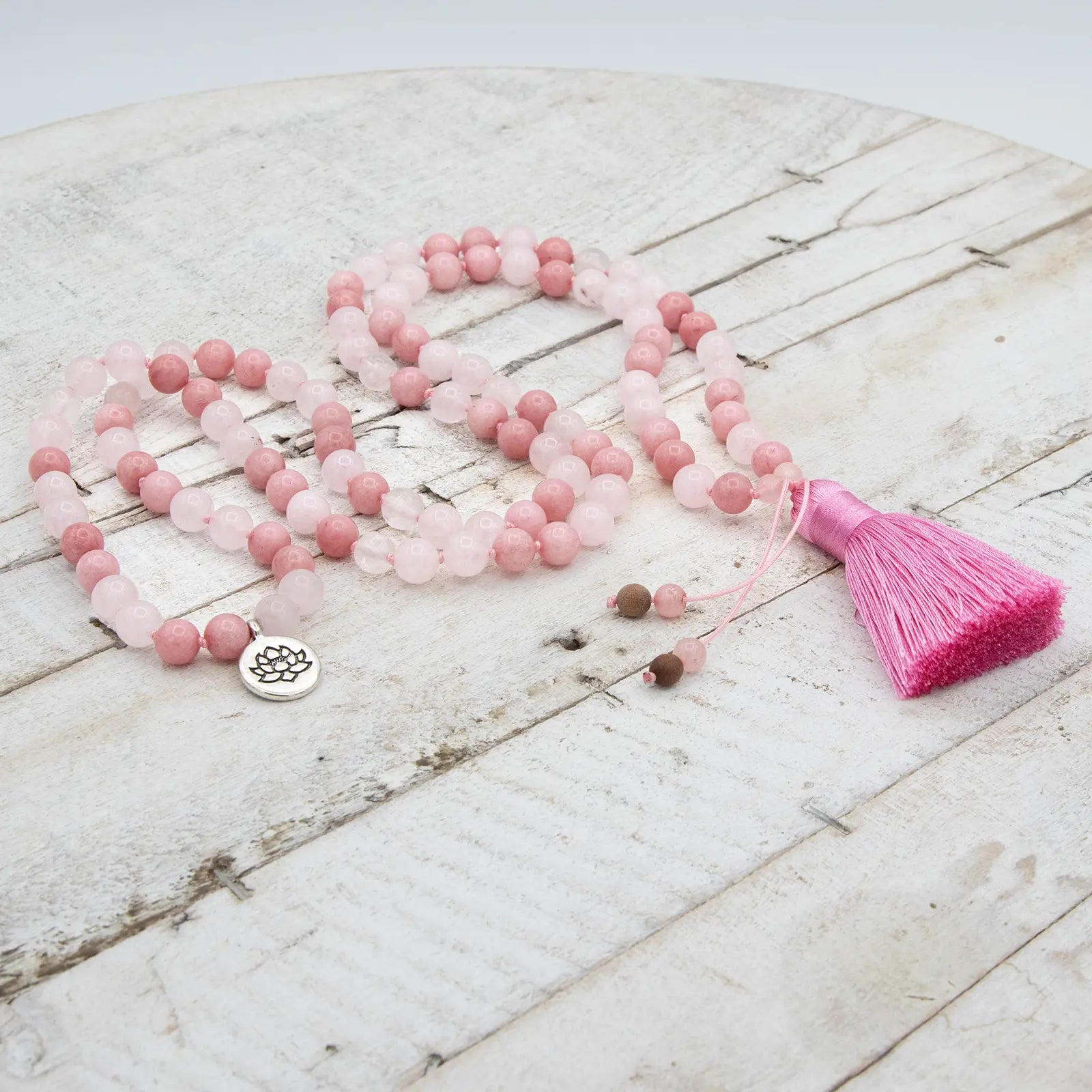 Japa mala de meditación de cuarzo rosa y ágata rosa con borla de seda rosa y detalle de medalla de flor de loto en plata de ley de Yogimi.