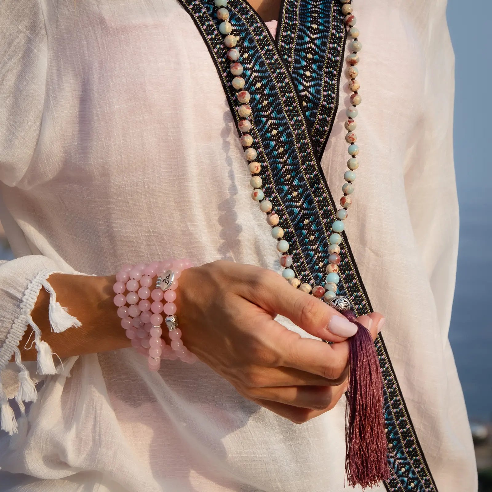 Meditar con Japa Mala de Ópalo Africano con borla de seda en granate y detalles en plata de ley