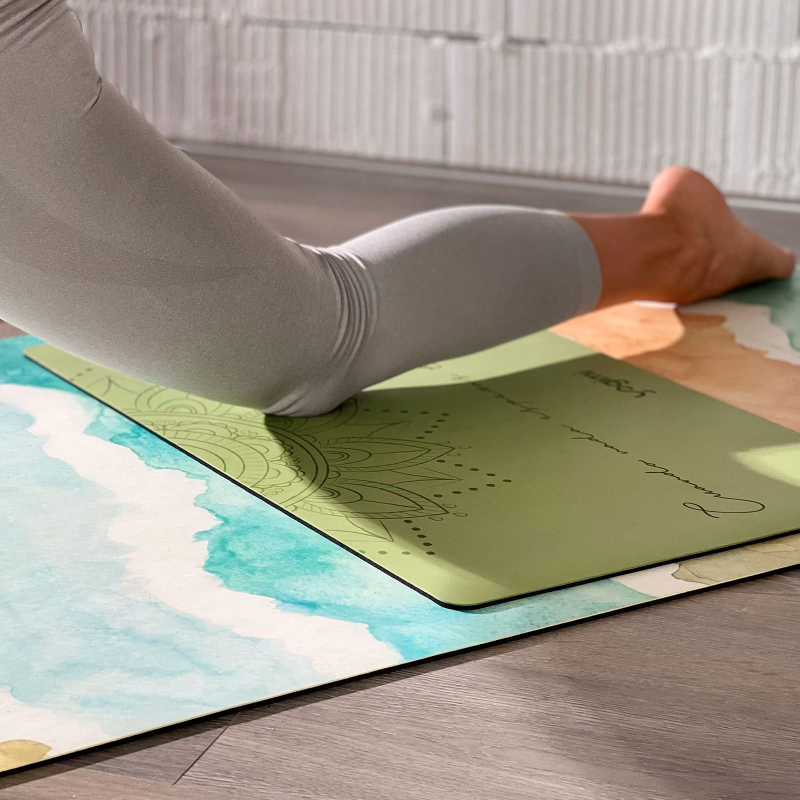 Comprar pad para yoga. Mini esterilla antideslizante en color verde con mandala. Patry Montero Yogimi.