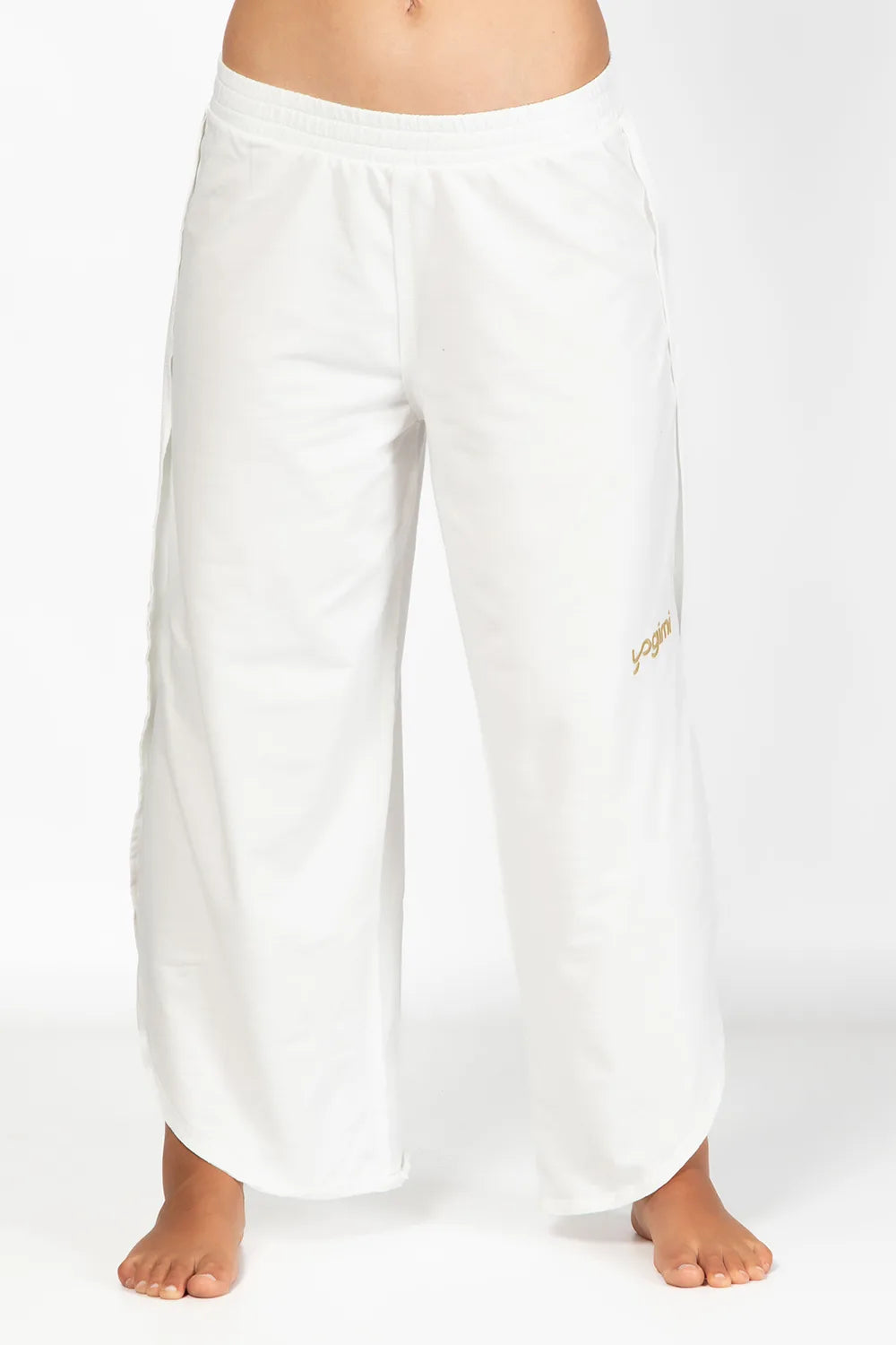 Pantalón ancho y cómodo para usar dentro y fuera de la esterilla, con bordado "Yogimi". Pant Vayu de Yogimi.
